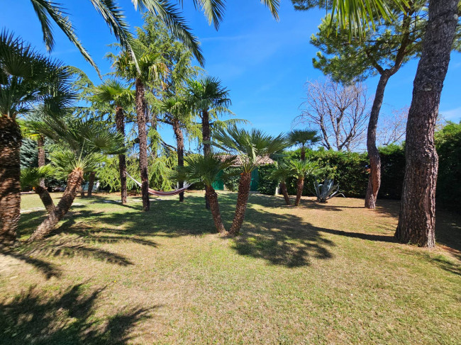 Casale Colonico Rustico in vendita a Castignano