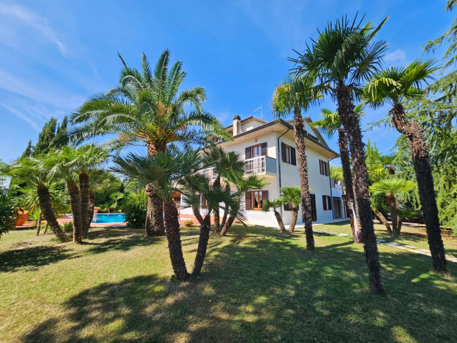 Casale Colonico Rustico in vendita a Castignano