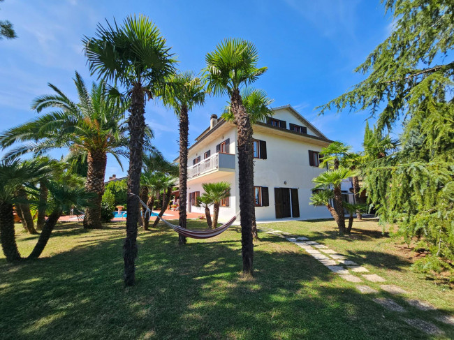 Casale Colonico Rustico in vendita a Castignano