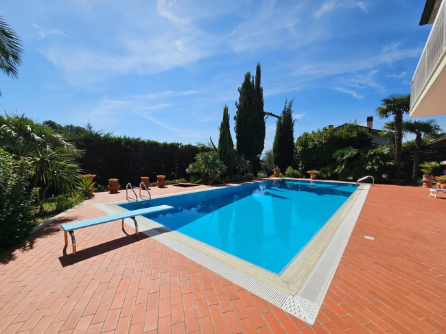 Casale Colonico Rustico in vendita a Castignano