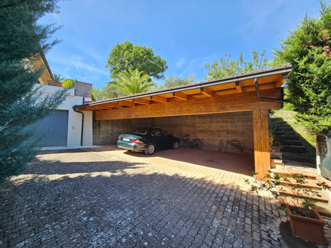 Casale Colonico Rustico in vendita a Castignano