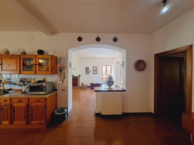 Casale Colonico Rustico in vendita a Castignano