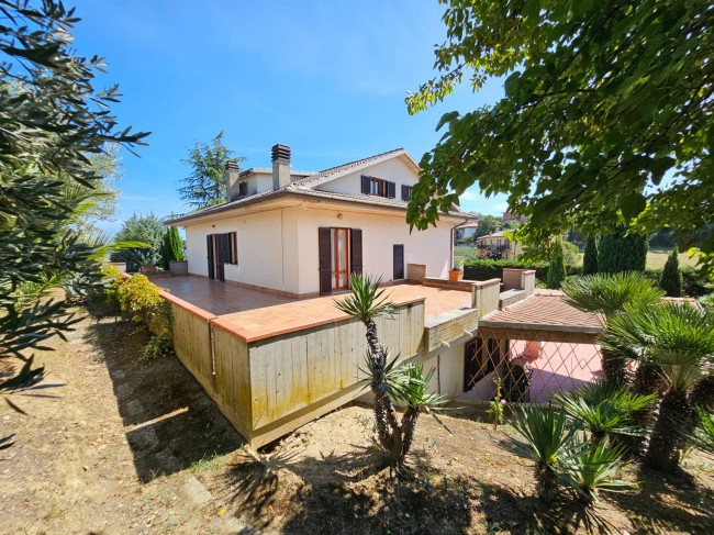 Casale Colonico Rustico in vendita a Castignano