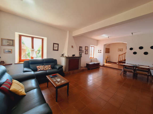 Casale Colonico Rustico in vendita a Castignano