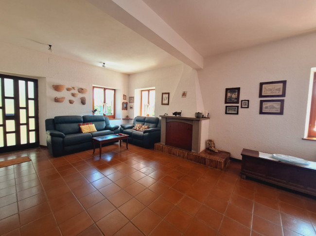 Casale Colonico Rustico in vendita a Castignano