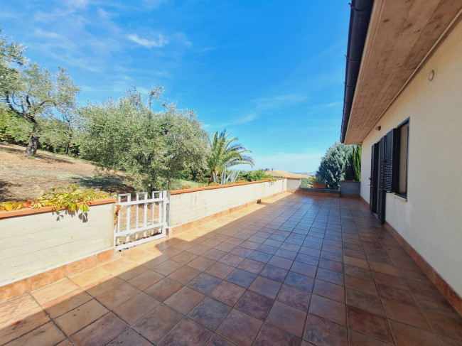 Casale Colonico Rustico in vendita a Castignano