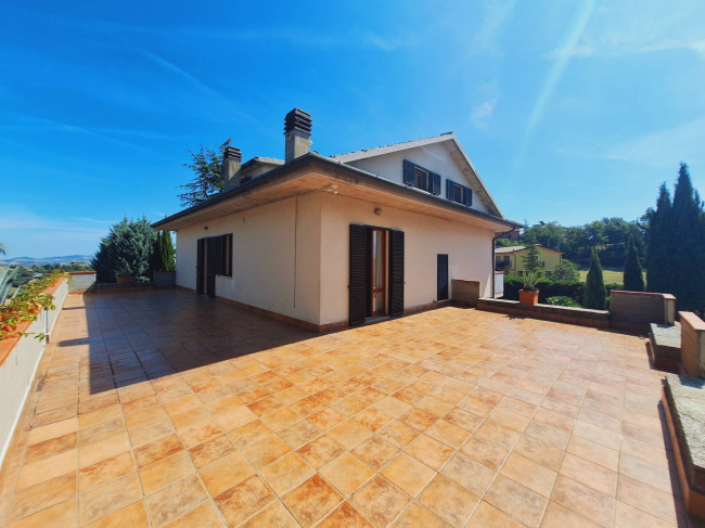 Casale Colonico Rustico in vendita a Castignano