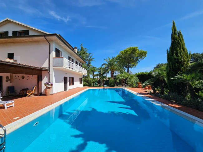 Casale Colonico Rustico in vendita a Castignano