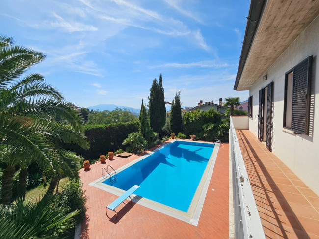 Casale Colonico Rustico in vendita a Castignano