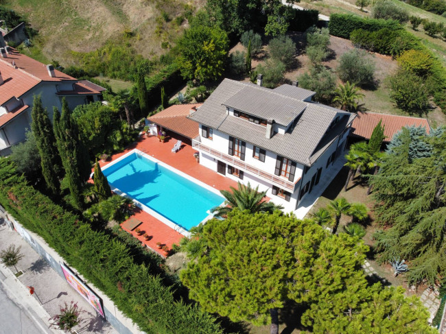 Casale Colonico Rustico in vendita a Castignano