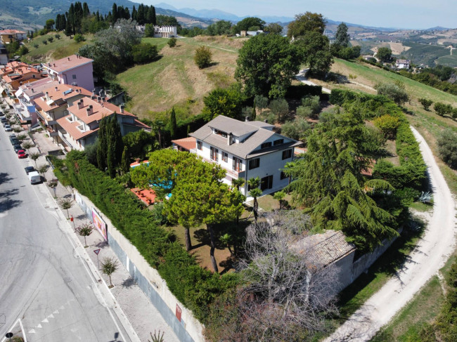 Casale Colonico Rustico in vendita a Castignano