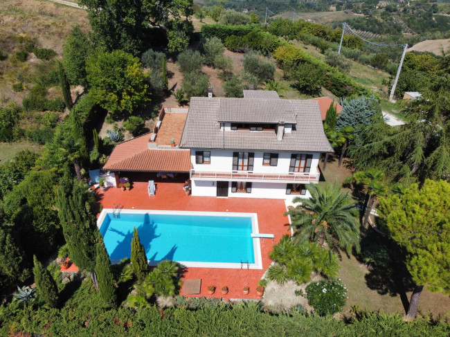 Casale Colonico Rustico in vendita a Castignano