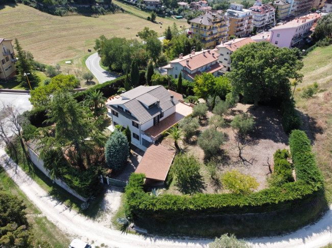 Casale Colonico Rustico in vendita a Castignano