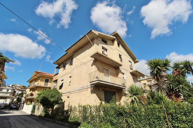 Stabile / Palazzo in Vendita a Monsampolo del Tronto