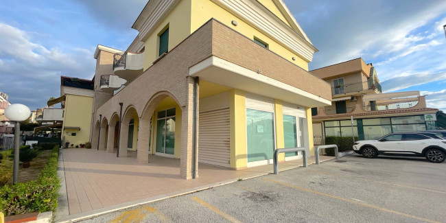 Locale Commerciale in affitto a Monteprandone