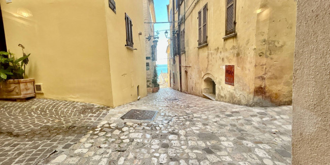 Locale Commerciale in vendita a Grottammare