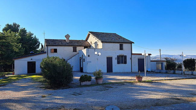 Casale Colonico Rustico in vendita a Ancarano