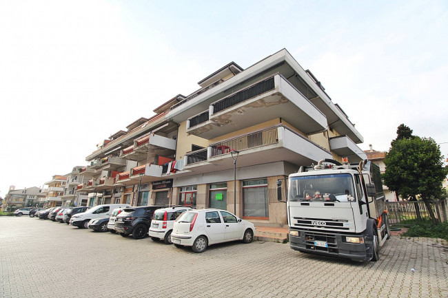 Locale Commerciale in Affitto a Monteprandone