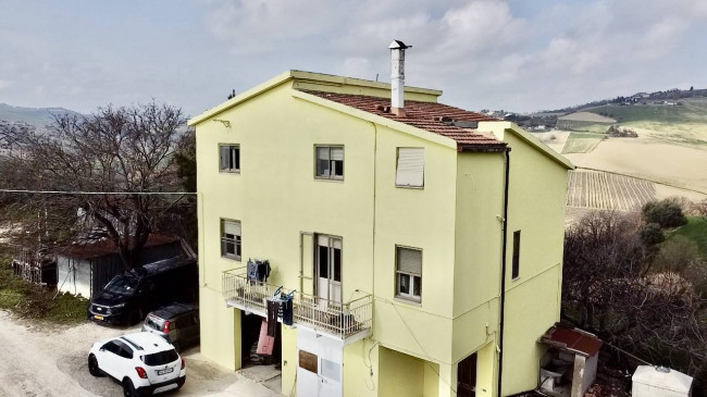 Stabile / Palazzo in vendita a Carassai