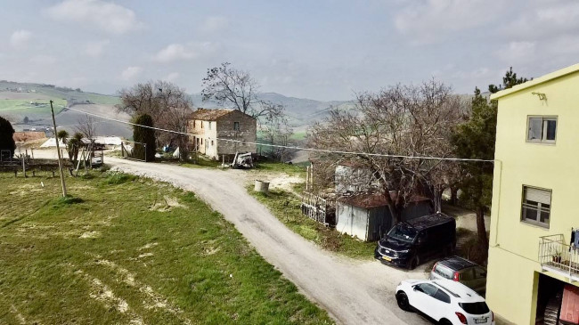 Stabile / Palazzo in vendita a Carassai