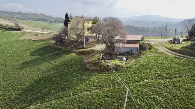 Stabile / Palazzo in vendita a Carassai