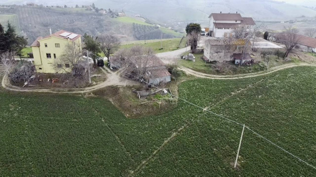 Stabile / Palazzo in vendita a Carassai