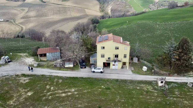 Stabile / Palazzo in vendita a Carassai