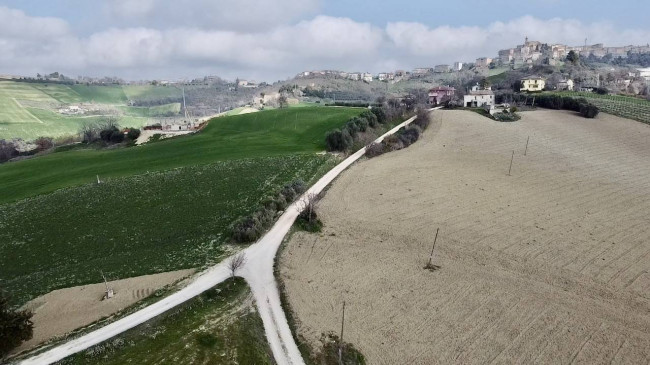 Stabile / Palazzo in vendita a Carassai