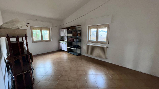 Stabile / Palazzo in vendita a Carassai