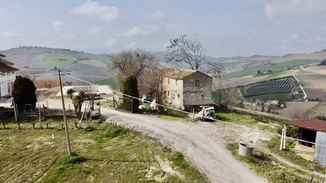 Casale Colonico Rustico in vendita a Carassai
