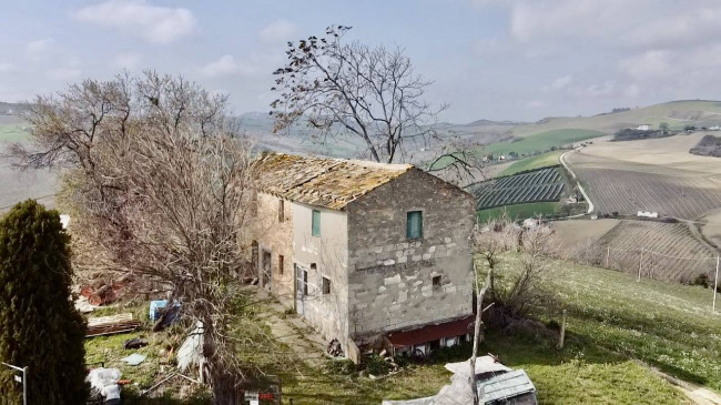 Casale Colonico Rustico in vendita a Carassai