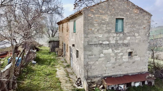 Casale Colonico Rustico in vendita a Carassai