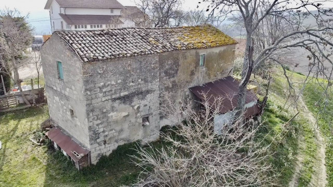 Casale Colonico Rustico in vendita a Carassai