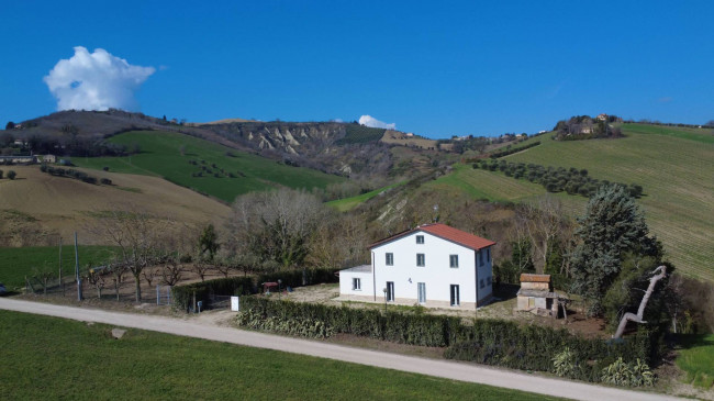 Casale Colonico Rustico in vendita a Castignano