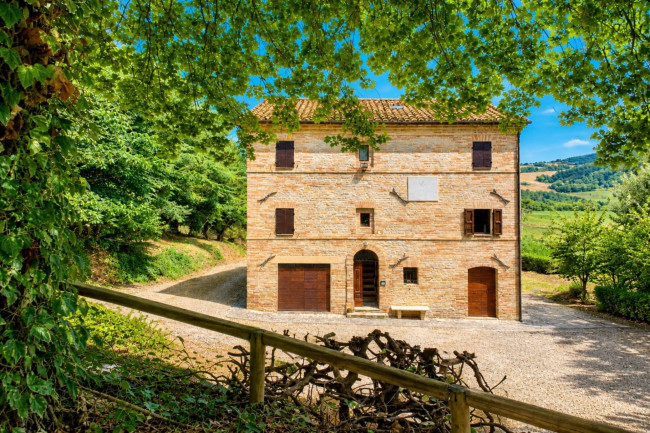 Casale Colonico Rustico in Vendita a Belmonte Piceno