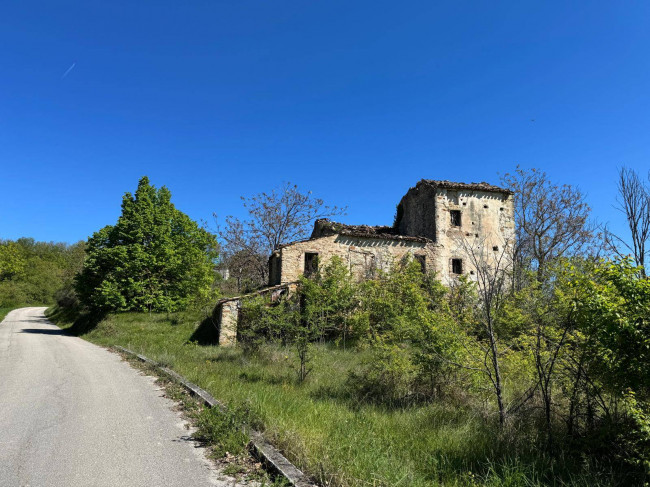 Casale Colonico Rustico in vendita a Montelparo