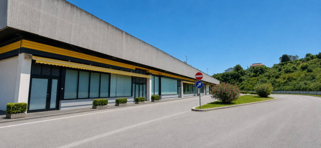 Locale Commerciale in vendita a San Benedetto del Tronto