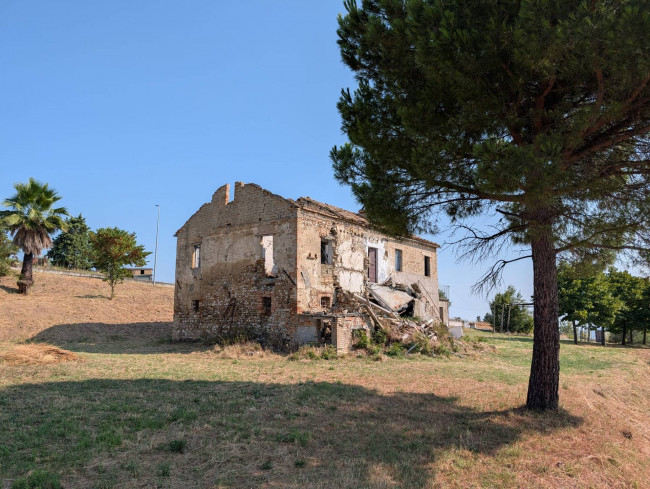 Casale Colonico Rustico in vendita a Offida