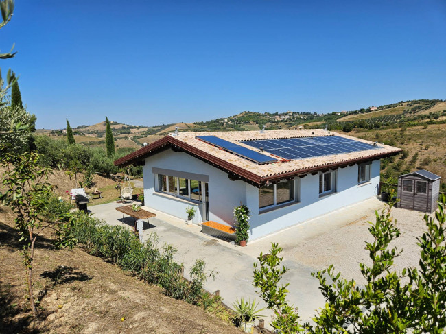 Casale Colonico Rustico in Vendita a Acquaviva Picena