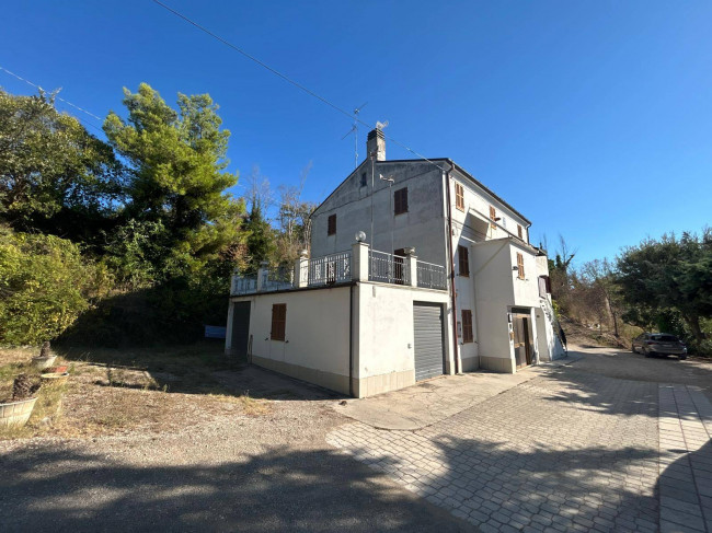 Casale Colonico Rustico in vendita a Montefiore dell'Aso