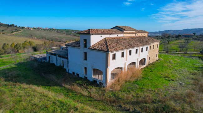 Albergo / Residence / Struttura Ricettiva in Vendita a Colonnella