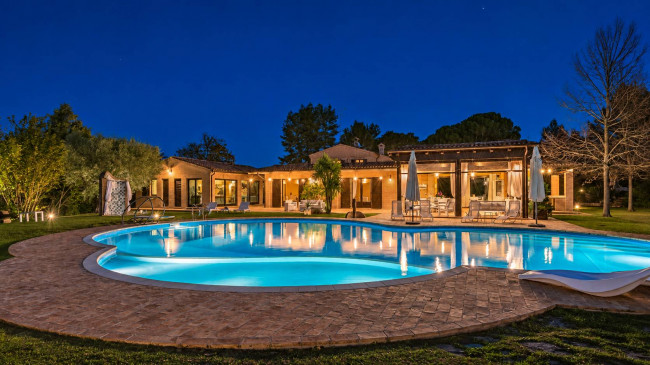 Casale Colonico Rustico in Vendita a Civitanova Marche
