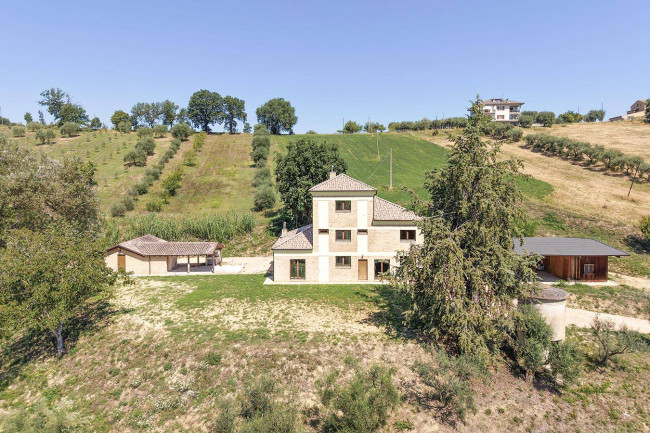 Casale Colonico Rustico in Vendita a Montegiorgio