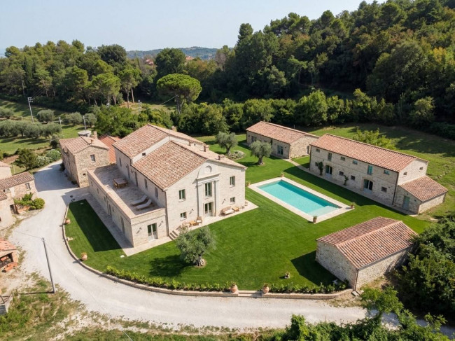 Borgo Colonico in Vendita a Ripatransone