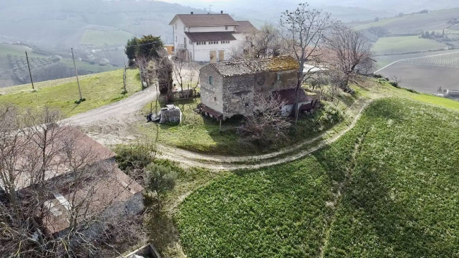 Casale Colonico Rustico in vendita a Carassai