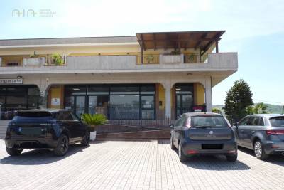 Locale Commerciale in Affitto a Colli del Tronto