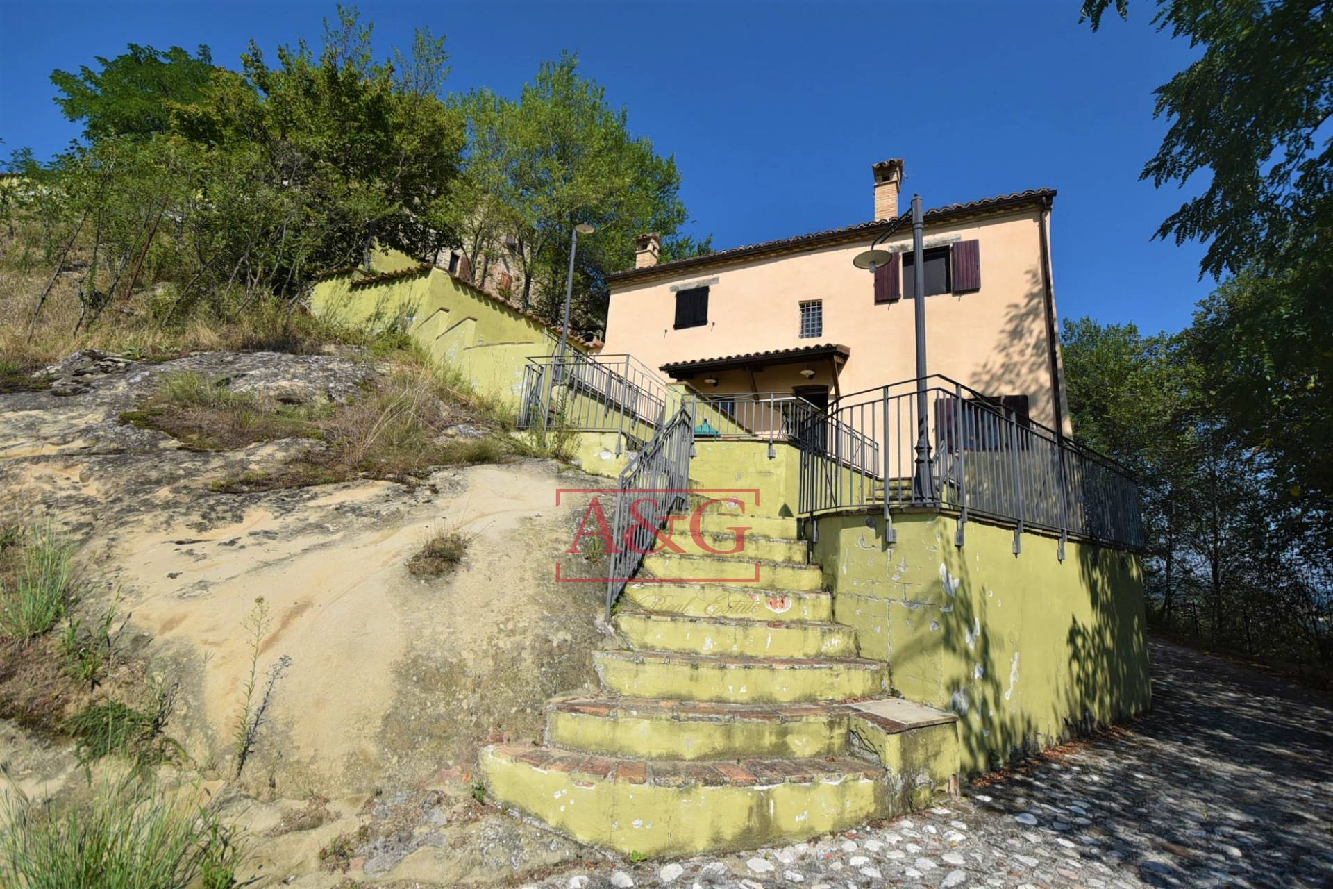 Casa indipendente in vendita a Sarnano (MC)