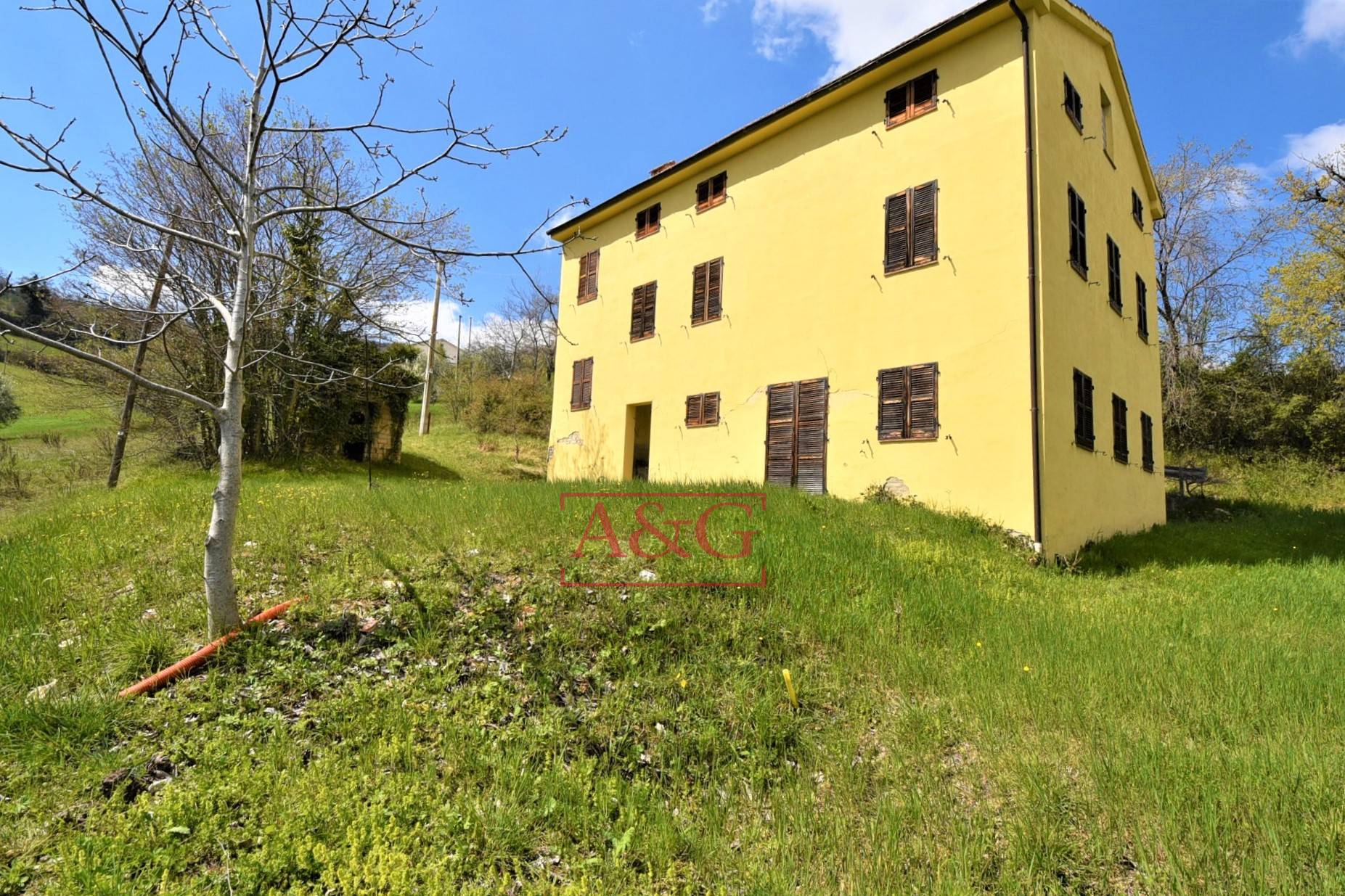 farmhouse for sale in Montefalcone Appennino