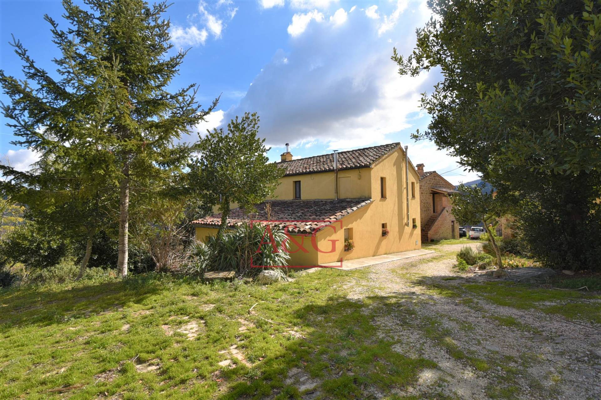 farmhouse for sale in Sarnano