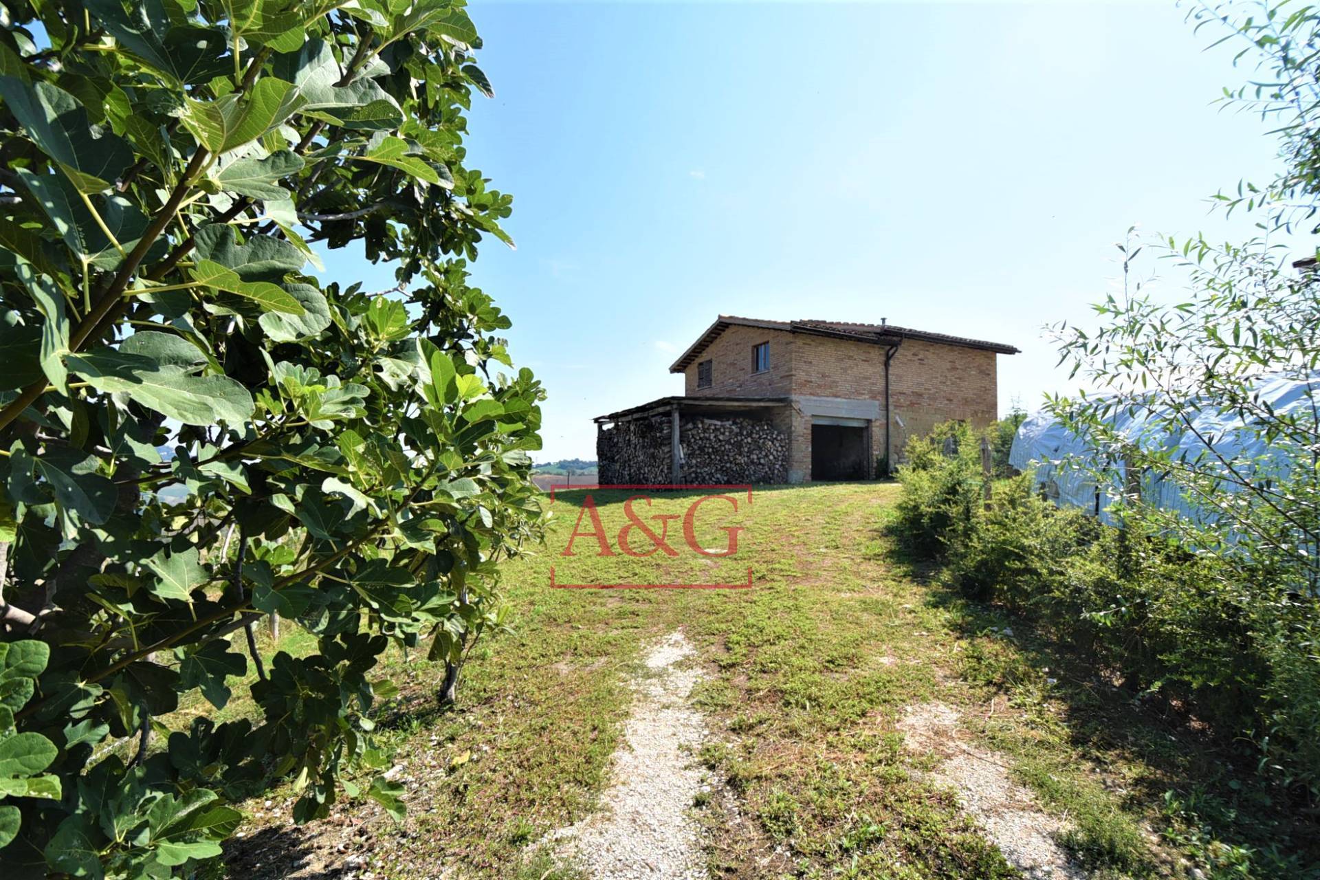 farmhouse to restore for sale in Amandola